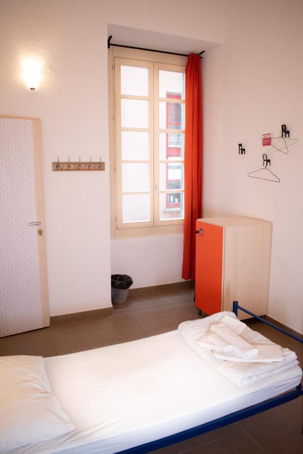 Abbey Hostal *