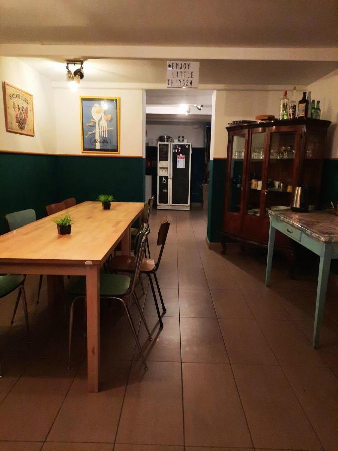 Abbey Hostal *